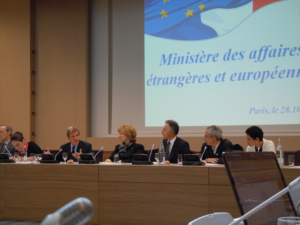 Người thứ ba từ trái sang, Bộ trưởng Ngoại giao Pháp, Bernard Kouchner, đang phát biểu