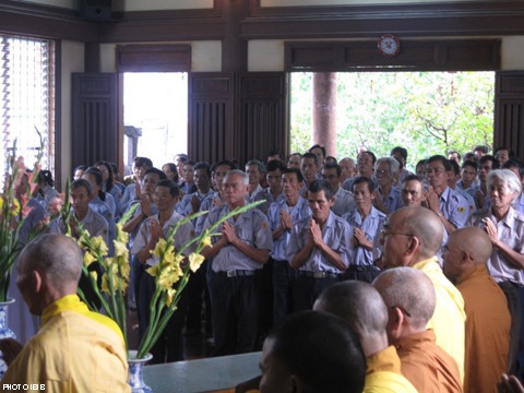 Tại Chánh điện, các Huynh trưởng Gia Đình Phật tử Việt Nam tham dự lễ Hiệp Kỵ