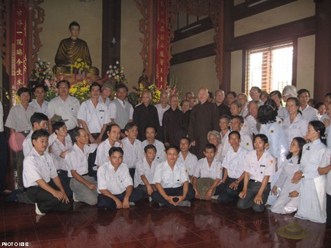 Tại Chánh điện chùa Giác Hoa một số Huynh trưởng chụp hình lưu niệm với Đại lão Hòa thượng Thích Quảng Độ, Hòa thượng Thích Thiện Hạnh và Thượng tọa Thích Viên Định
