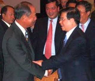 Nguyên Phó Tổng Thống VNCH Nguyễn Cao Kỳ và Chủ Tịch CHXHCN VN Nguyễn Minh Triết đang tay trong tay.