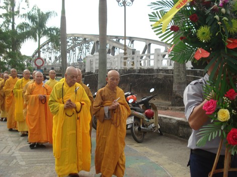 Phái đoàn chư tăng và Phật tử tại Đài tưởng niệm Thánh tử đạo
