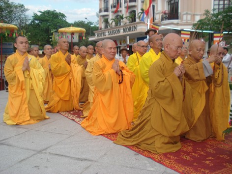 Chư tăng và Phật tử đồng quỳ xuống làm lễ Tưởng niệm