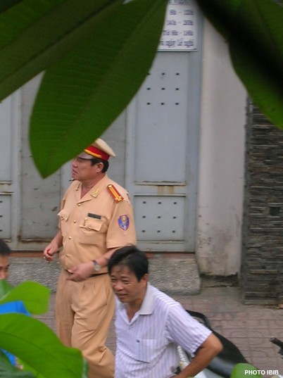 Policiers à l’extérieur du Monastère Zen Thanh Minh