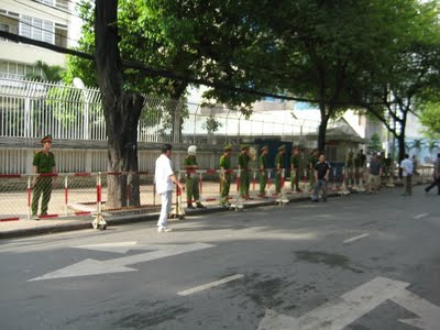 Tổng lãnh sự Trung Cộng ở 39 đường Nguyễn Thị Minh Khai. Nhiều người biểu tình bình luận : Họ không biết xấu hổ hay sao mà đứng gác nhiều thế !