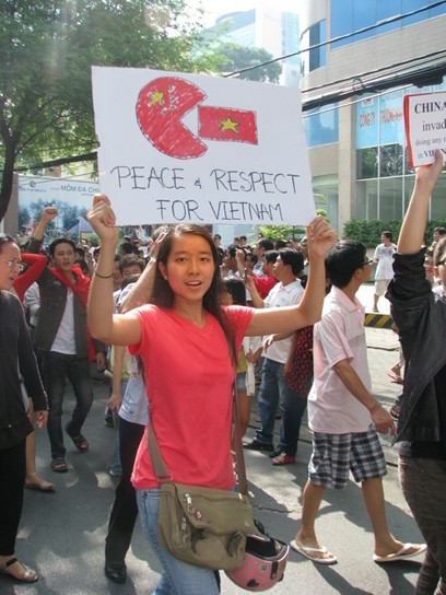 Đoàn biểu tình đối diện Lãnh sự quán Trung Cộng