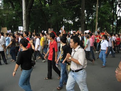 Đoàn biểu tình Sinh viên – Học sinh tiến về Lãnh sự quán Trung Cộng ở đường Nguyễn Thị Minh Khai