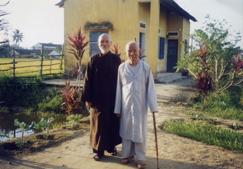 Thich Quang Do visits Thich Huyen Quang in 1999 in Quang Ngai where he is under house arrest. It is their first meeting in 17 years