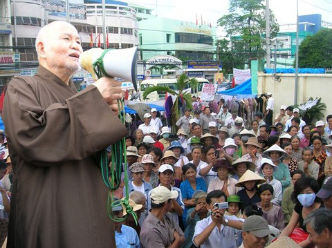 Thich Quang Do addresses the “Victims of Injustice” demonstrating in Saigon in July 2007