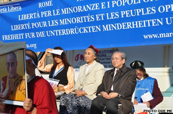 Diễn giả các nước Tây Tạng, Uyghur, Việt Nam, Miến Điện, Iran, Kabina đã phát biểu tại khán đài Roma. Từ trái sang phải : Đại biểu Tây Tạng, bà Rebiya Kadeer và ông Võ Văn Ái