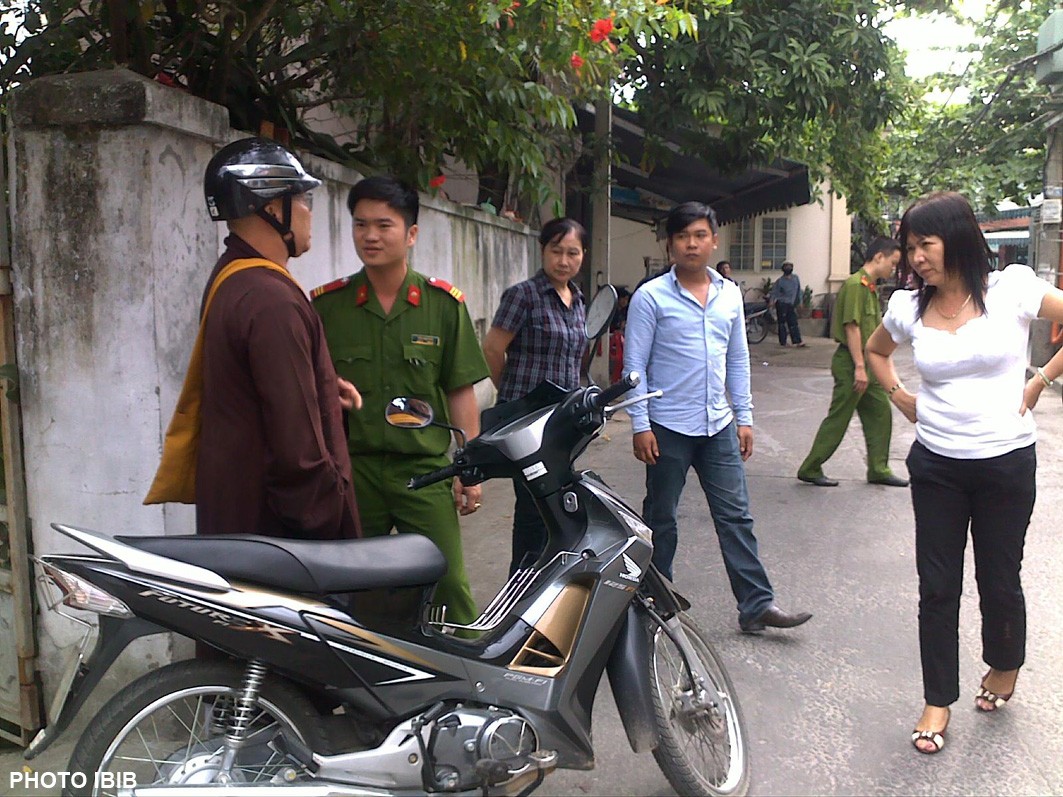 Chặn xe Đại đức Thích Thiện Phúc nơi cổng chùa Giác Minh