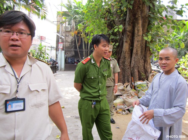 Dimanche 25 mars: la police est stationnée à l’intérieur et à l’extérieur de la pagoda Giac Hoa pour empêcher les bonzes de continuer les travaux (Photo IBIB)