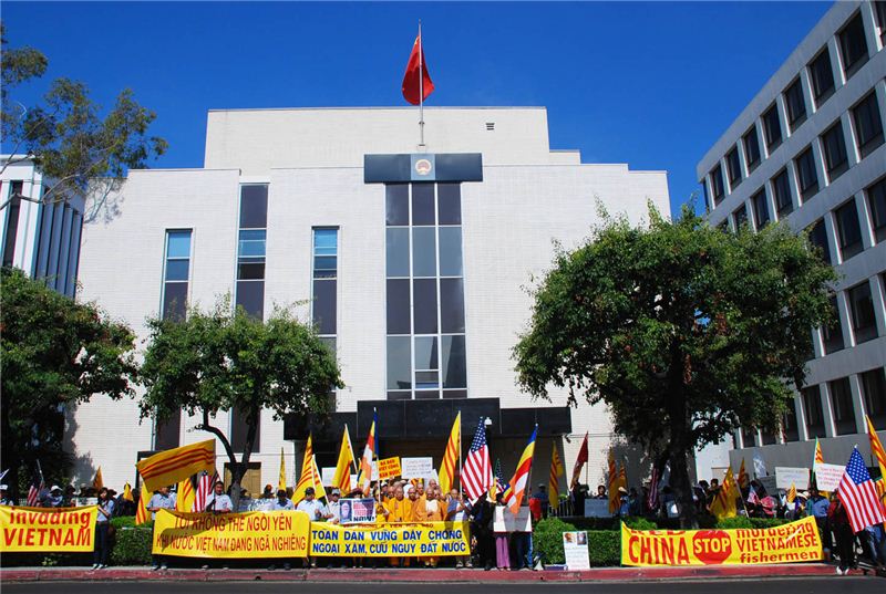 Tòa Lãnh sự quán im lìm sau những tiếng hô chống đối của đồng bào Việt Nam tị nạn