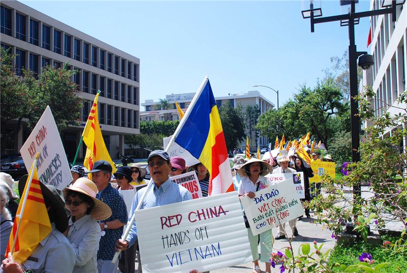 Cờ Phật giáo chen với cờ Việt Nam và Hoa Kỳ phất phới trong cuộc biểu tình