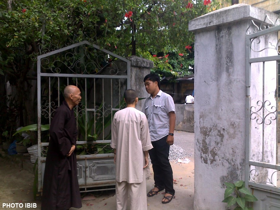 Hòa thượng Thích Thanh Quang phải ra đóng cổng chùa để ngăn cản công an, dận phòng đột nhập bất hợp pháp vào chùa bắt Phật tử đến lễ Phật, Hình PTTPGQT