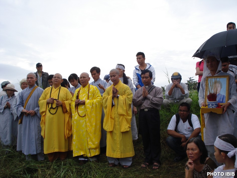 Chư Tăng Viện Hóa Đạo tiến hành nghi thức lễ tang tại huyệt mộ bà Đặng Thị Kim Liêng -  Hình PTTPGQT