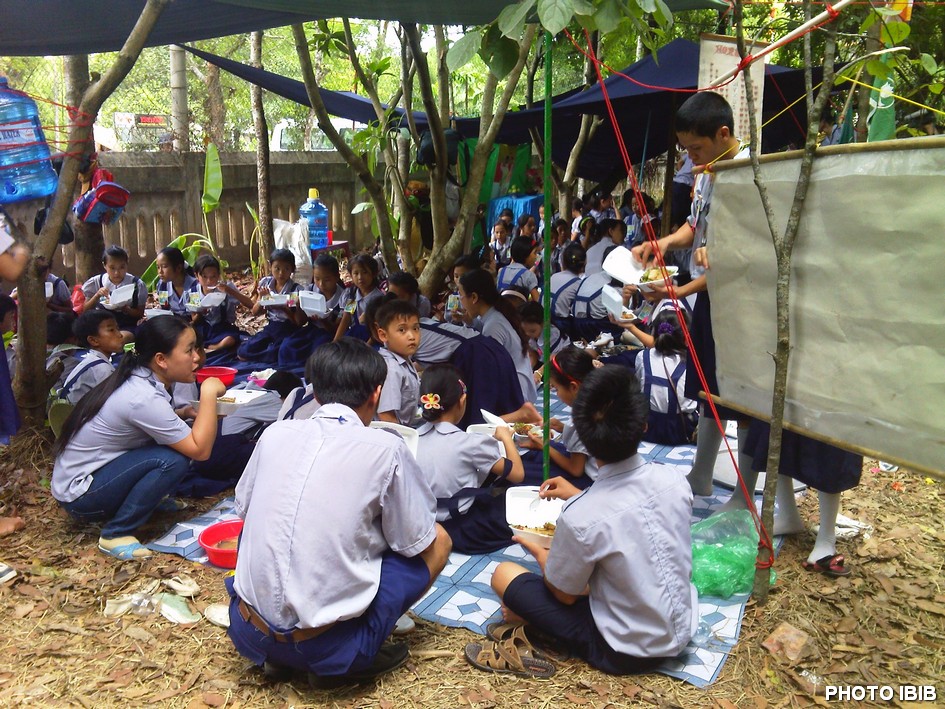 Các em Oanh Vũ dùng cơm trưa dưới lều trại – Hình PTTPGQT