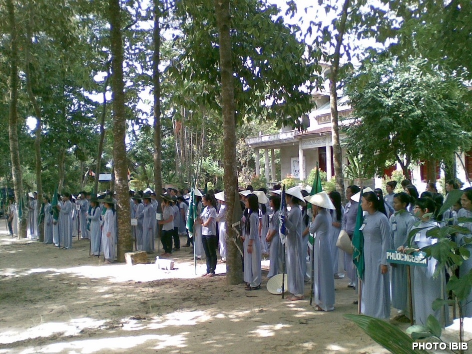 Huynh trưởng và đoàn sinh Ngành Nữ ngày họp Trại Hạnh tại chùa Long Quang – Hình PTTPGQT