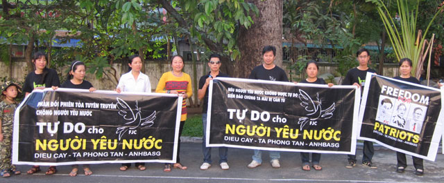 Supporters of the Club of Free Journalists prepare to attend the trial (Photo courtesy of DanLanBao)