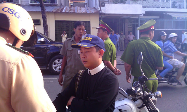 Security Police intercept supporters on their way to the trial (Photo courtesy of DanLamBao)