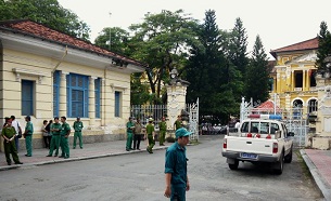 Police and security staff stand outside the Ho Chi Minh City courthouse, Sept, 24, 2012 (AFP)