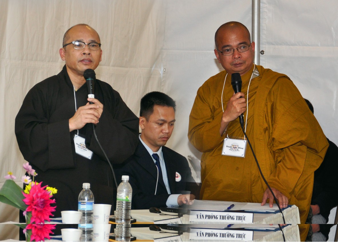 H.T. Thích Viên Lý phát biểu (trái). T.T. Thích Giác Đẳng báo cáo Phật sự năm vừa qua (phải)