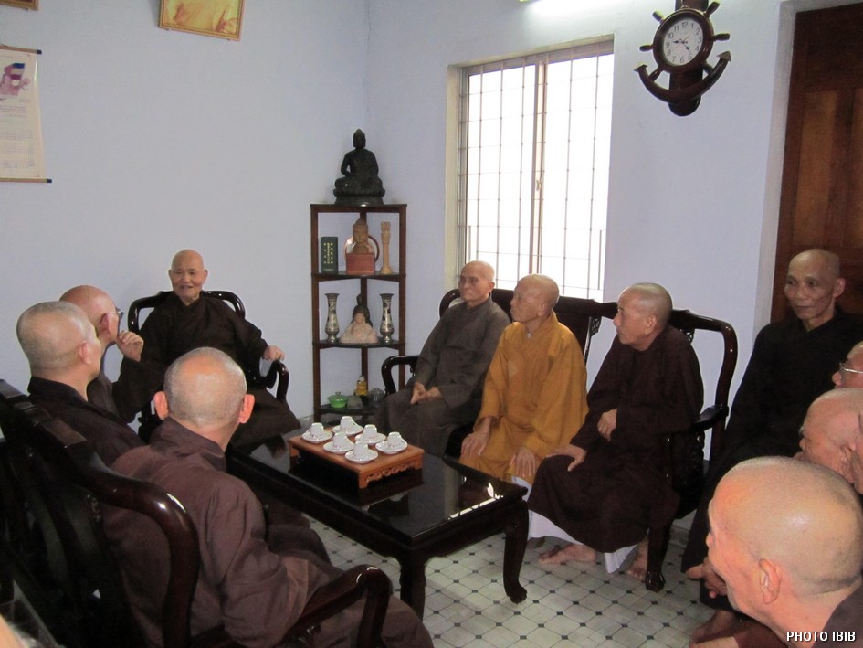 UBCV Patriarch Thich Quang Do with senior UBCV officials meeting in Giac Hoa Pagoda - Photo IBIB