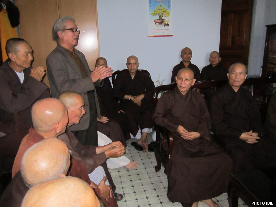 Buddhist Youth Movement leader Le Cong Cau reports on the movement’s activities - Photo IBIB