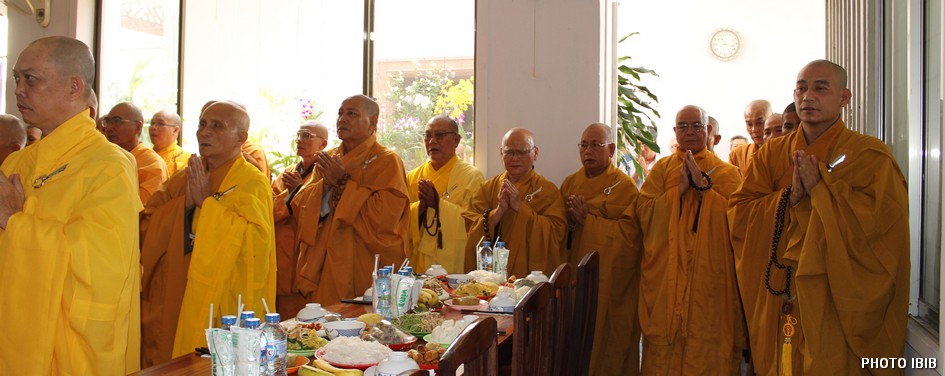 Monks celebrate the Memorial service - Photo IBIB