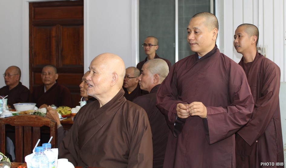 Patriarch Thich Quang Do and UBCV delegates at the lunch break Photo IBIB