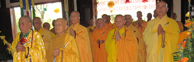 Đại lão Hòa thượng Chủ sám Thích Diệu Tánh niệm hương bạch Phật, bên cạnh là Đại lão Hòa thượng Thích Như Đạt, đứng sau lưng là Hòa thượng Thích Viên Định, Viện trưởng Viện Hóa Đạo