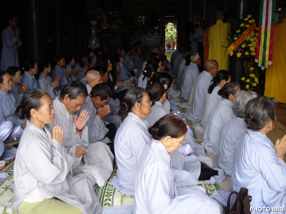 Nam nữ Phật tử tham dự Lễ Thọ tang – Hình PTTPGQT