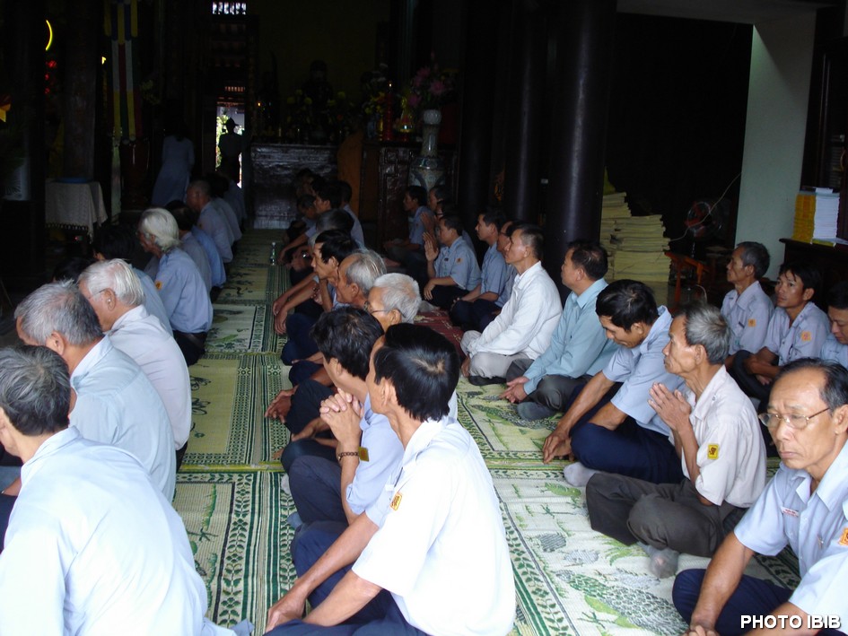 Huynh trưởng và đoàn sinh Gia Đình Phật tử tham dự Lễ Thọ tang – Hình PTTPGQT