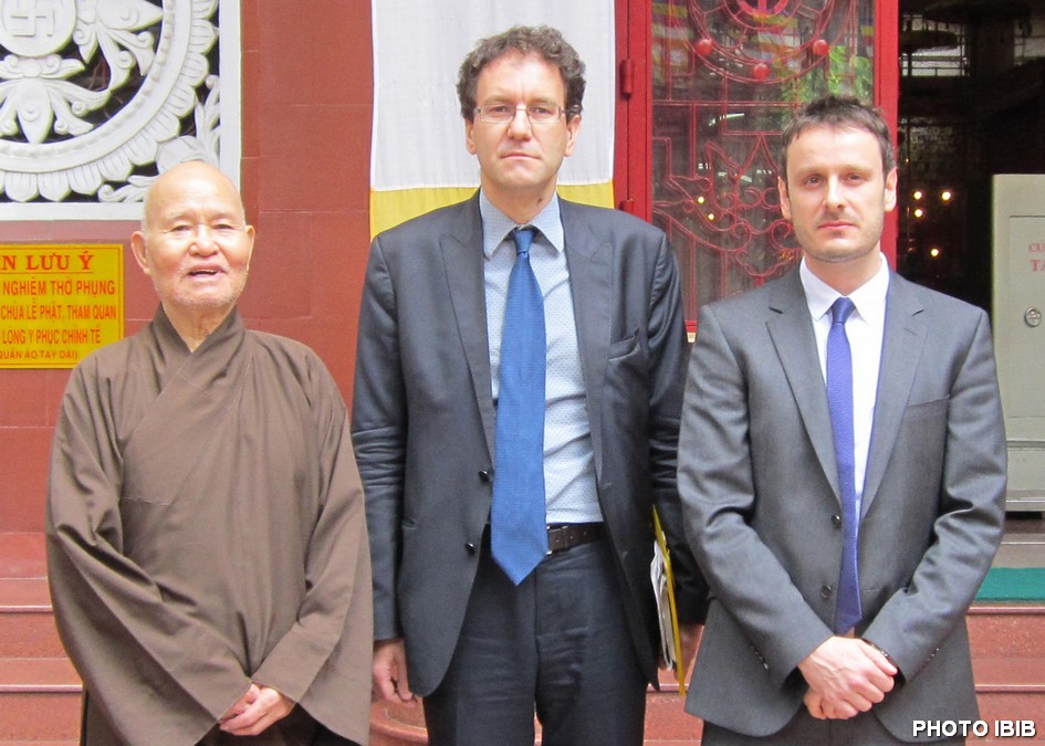 Most Venerable Thich Quang Do, French Consul General Fabrice Mauriès and Jean-Philippe Gavois from the French Embassy in Hanoi, Photo IBIB
