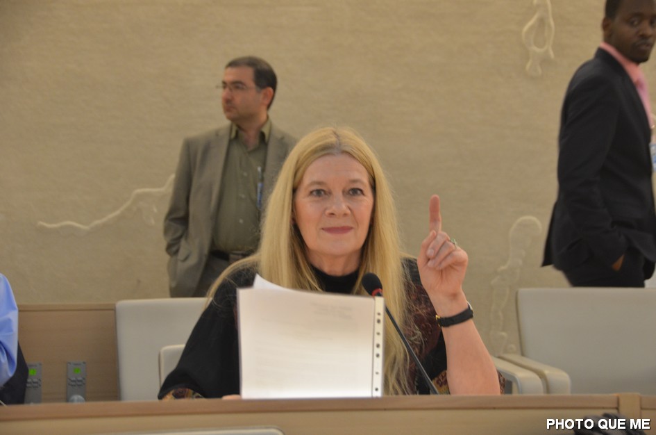 Penelope Faulkner s’exprimant devant le Conseil des Droits de l’Homme de l’ONU, le 8 mars 2013 – Photo QUE ME