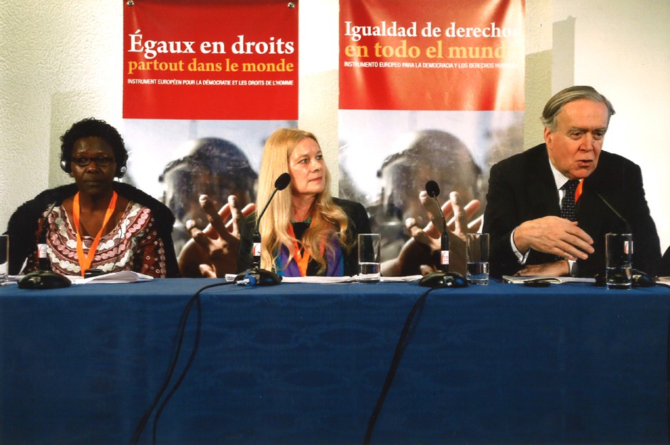 Bà Penelope Faulkner chủ tọa cuộc hội thảo Tự do Tôn giáo trong Thế giới do Liên Âu tổ chức tại Brussels hôm thứ ba 16.4.2013