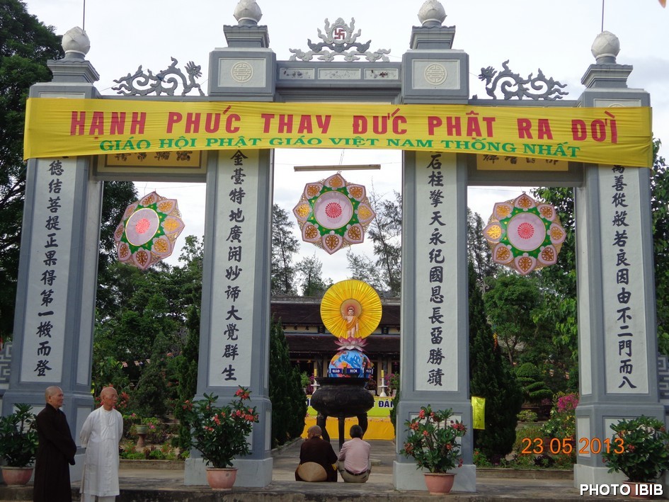 Cổng tam quan vào Tổ đình Quốc Ân nơi đặt Lễ đài chính Đại lễ Phật Đản P.l. 2557 – Hình PTTPGQT