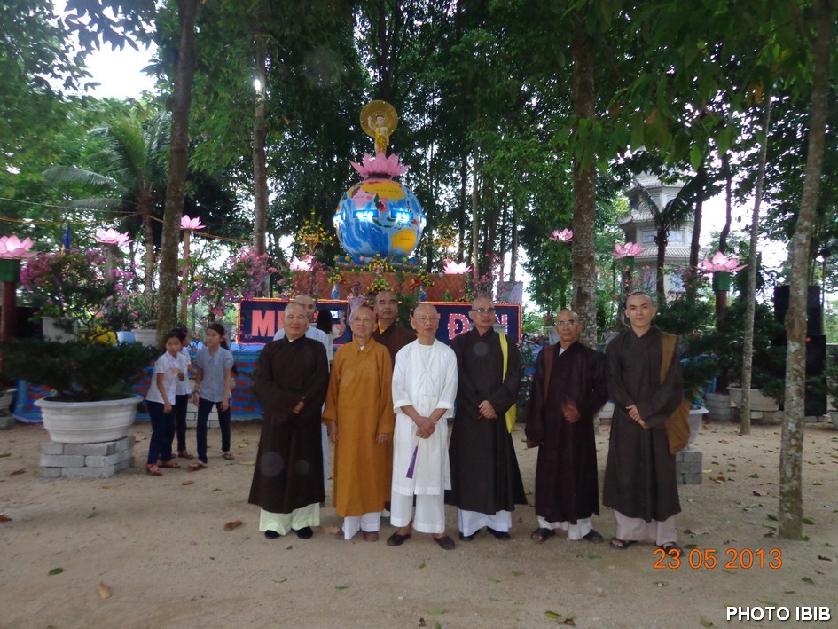Lễ đài Phật Đản Chùa Long Quang - Hình PTTPGQT