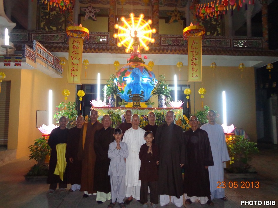 Lễ đài Phật Đản Chùa Phước Thành - Hình PTTPGQT