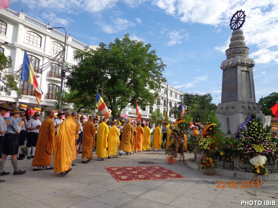 Chư Tăng và Phật tử đến đặt vòng hoa tưởng niệm chư Thánh tử đạo tại Đài Tưởng niệm đầu đường Lê Lợi gần cầu Trường tiền Huế - Hình PTTPGQT