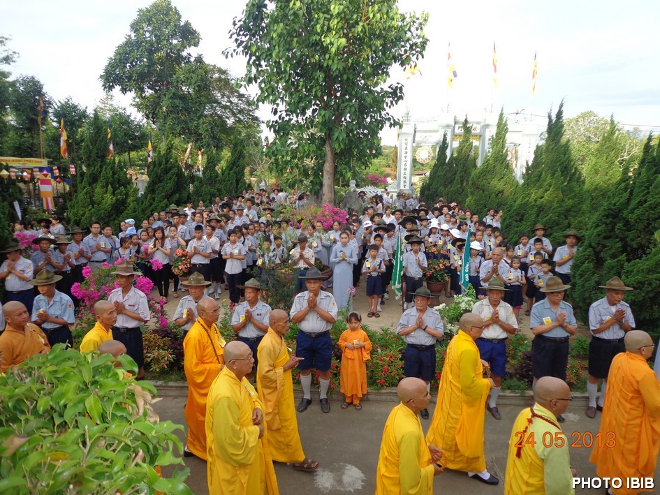 Đoàn sinh Gia Đình Phật tử Việt Nam cung nghinh chư Tăng vào Lễ đài Phật Đản – Hình PTTPGQT