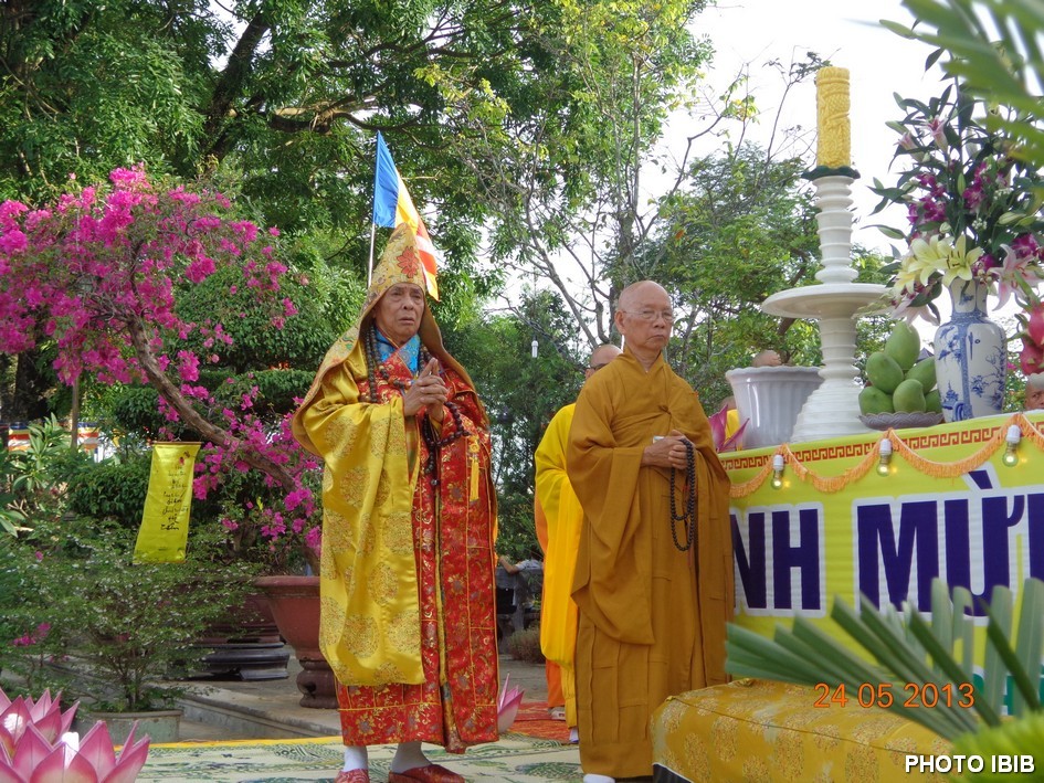 Hòa thượng Thích Diệu Tánh (trái) và Hòa thượng Thích Thiện Hạnh (phải) tại Lễ đài - Hình PTTPGQT