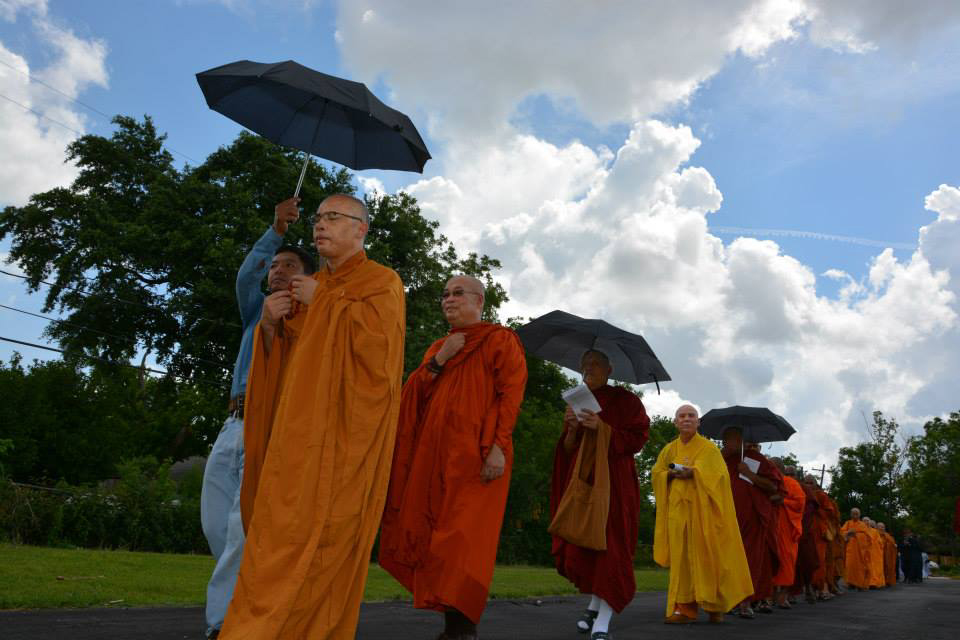 Chư Tăng Ni thiền hành Phật Đản trong khuôn viên chùa Pháp Luân