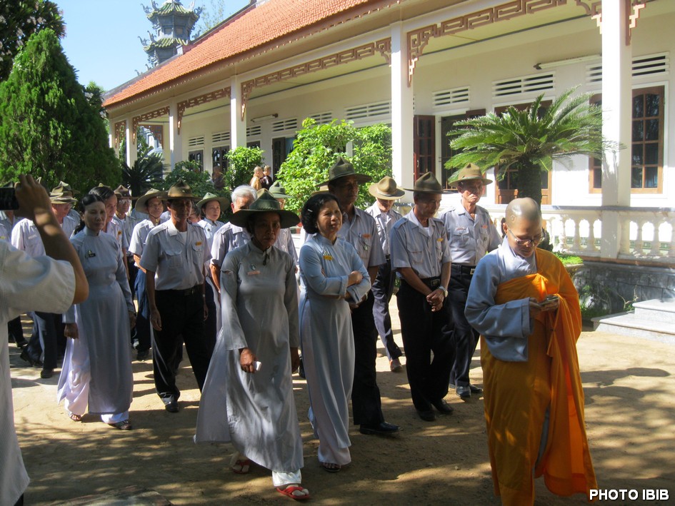 Sư cô Đồng Tâm (đi đầu) cùng anh chị Htr Đại biểu GĐPTVN toàn quốc đến Tu viện Nguyên Thiều làm lễ Húy nhật Đức cố Tăng Thống Thích Huyền Quang - Hình PTTPGQT