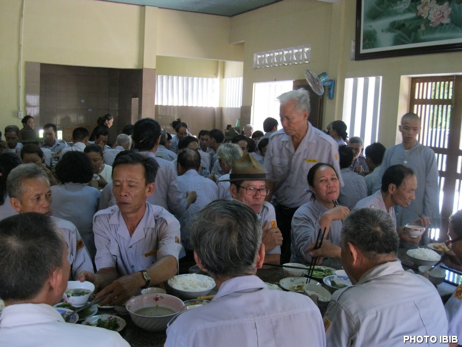 Bữa cơm tại Tổ đình Thập Tháp trước khi chia tay về các tỉnh, thành trú xứ - Hình PTTPGQT