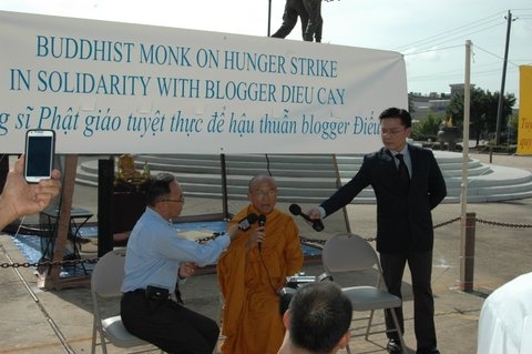 10 giờ sáng thứ năm 25.7, Hòa thượng Thích Huyền Việt tuyên bố lý do tuyệt thực và trả lời báo chí, truyền thông - Photo Phúc Như