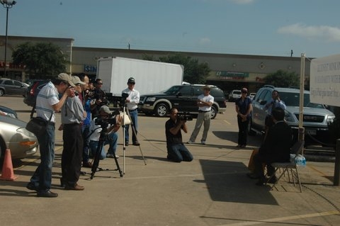 Báo chí, truyền thông ở tp Houston đến tham dự cuộc Họp báo của HT Thích Huyền Việt tại Đài Tưởng niệm Việt – Mỹ - Photo Phúc Như