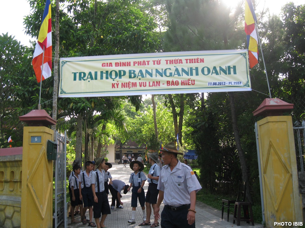 Cổng vào Trại Họp bạn ngành Oanh của GĐPTVN tại chùa Bảo Quang, Huế - Hình PTTPGQT