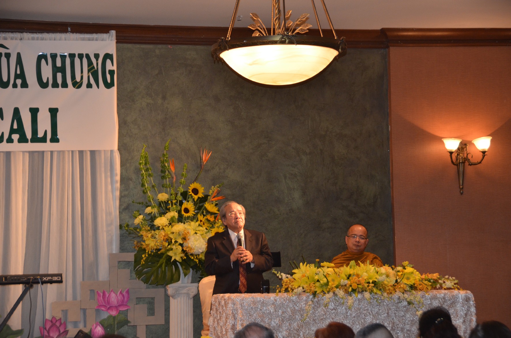 Thượng tọa Thích Giác Đẳng và Cư sĩ Võ Văn Ái thuyết trình tại cuộc Gây Quỹ ở thành phố Houston hôm 7.12.2014
