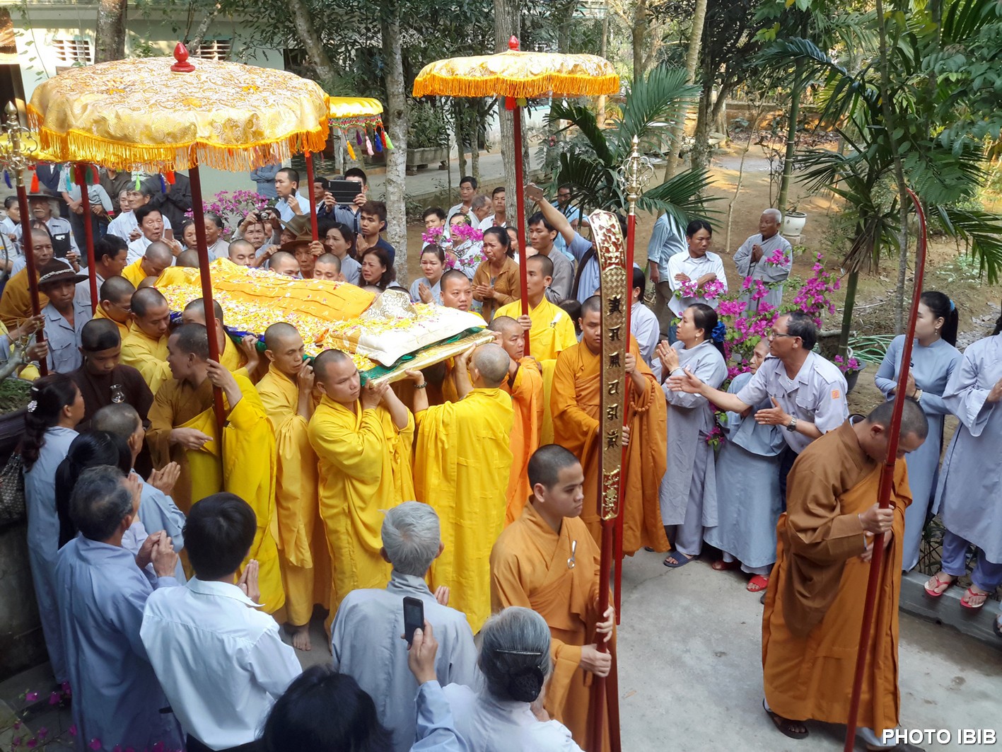 Monks carry Thich Nhu Dat’s coffin at the funeral service at Long Quang Pagoda, Hue, on 26.2.2015