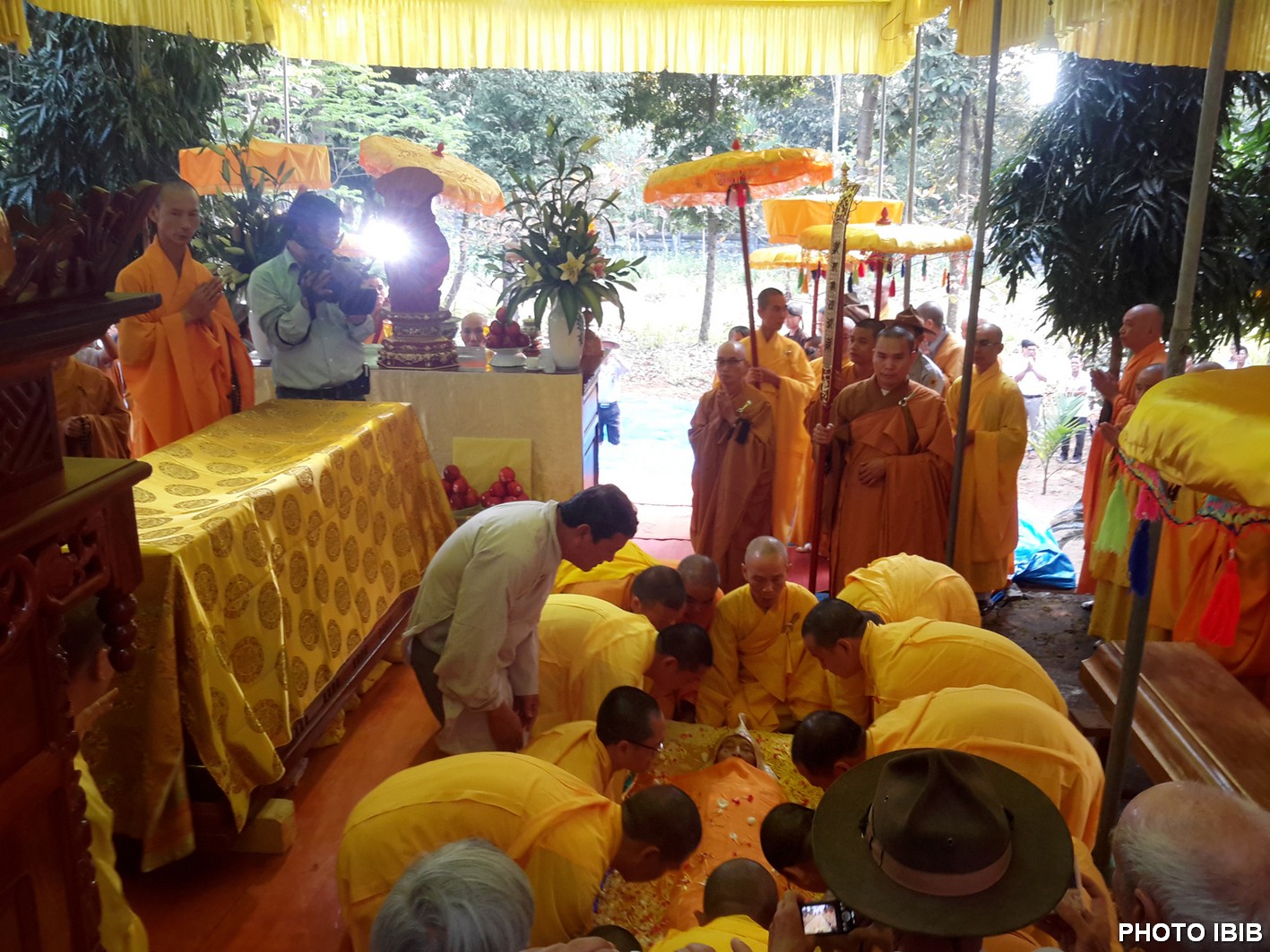Chuẩn bị NHập quan tại lều bạt trước Bảo tháp nơi khuôn viên Tu viện Long Quang